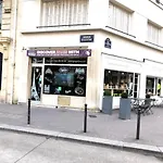 Appartement style théâtre romantique est en scène